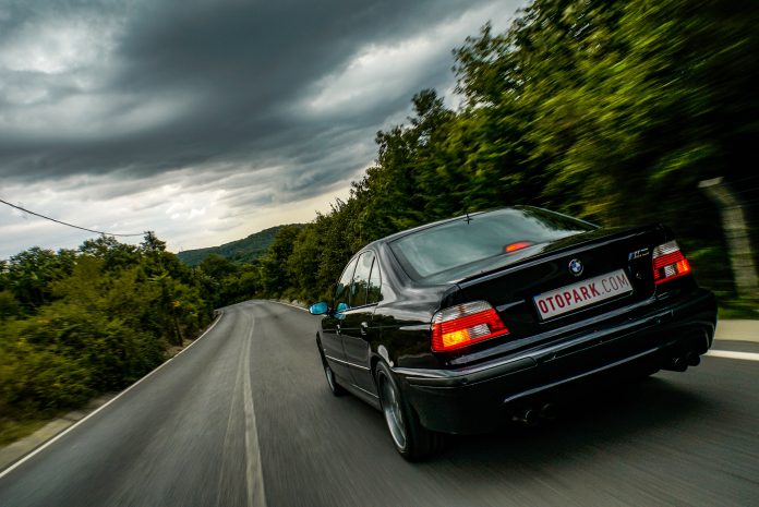 otopark-bmw-m5-e39-and-696x465.jpg