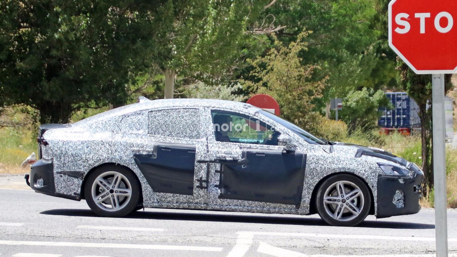 2019-ford-focus-sedan-spy-photo_7.jpg.448fa9310cb26a0ef5595f5e22b993b3.jpg