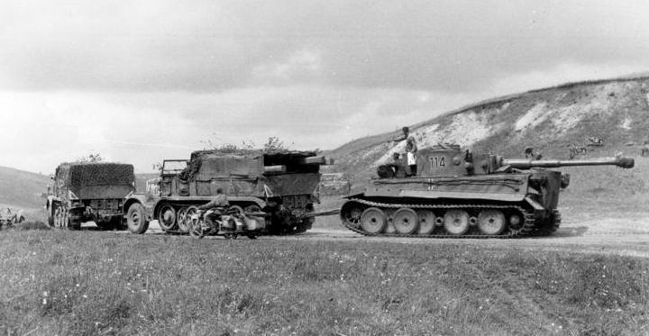 Bundesarchiv_Bild_101I-022-2926-11A,_Russland,_Abschleppen_eines_Tiger_I.2.jpg