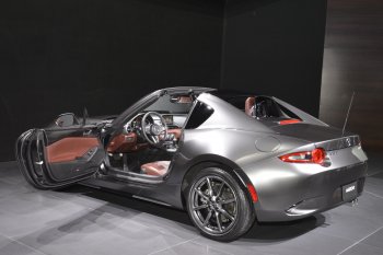 2017-mazda-mx-5-rf-features-fake-quarter-glass-and-redish-brown-leather-105885_1.jpg