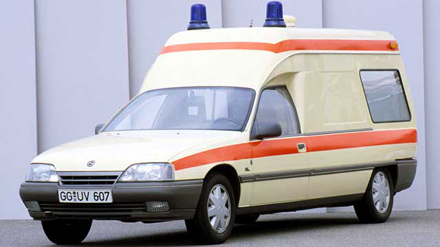 1987 Visser Opel Omega Caravan @ Ambulância1.jpg