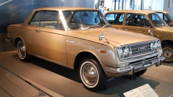 1024px-1965_Toyopet_Corona_01.jpg