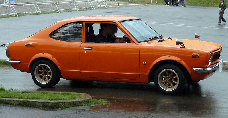 800px-Toyota_Sprinter_Trueno_TE27_orange.jpg