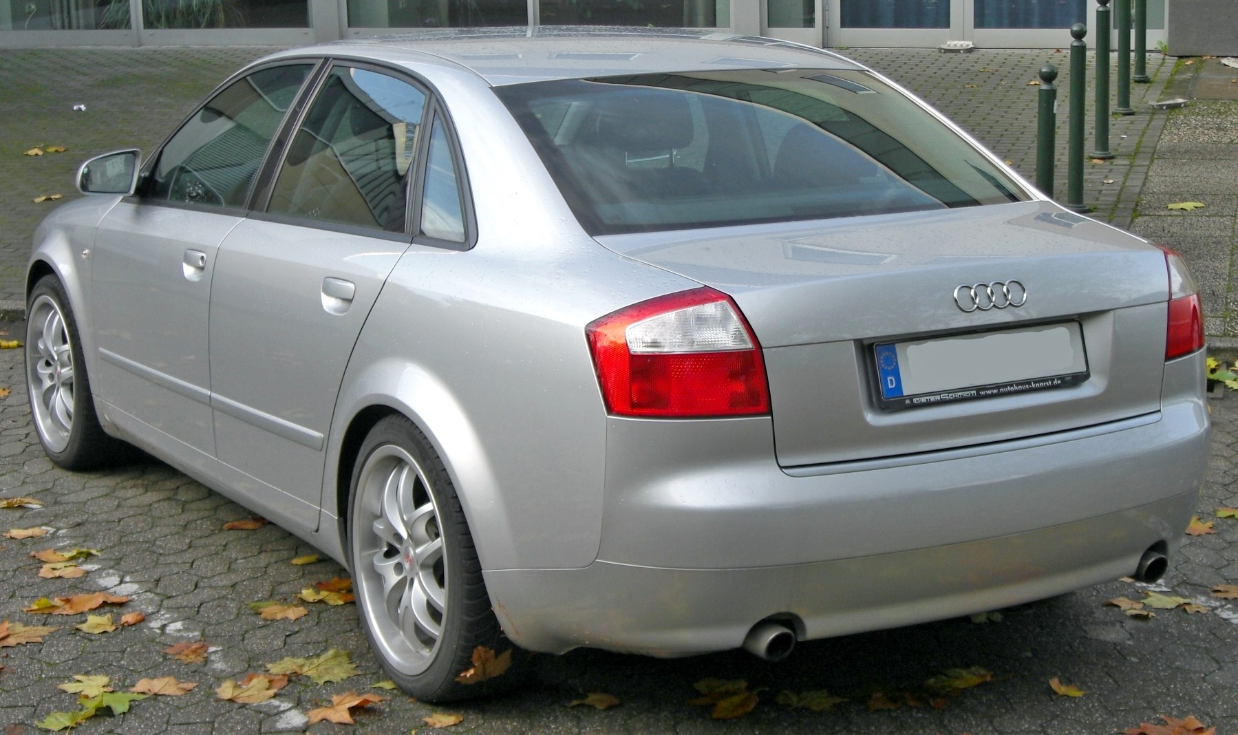 Audi_A4_B6_(2000–2004)_rear_MJ.jpg