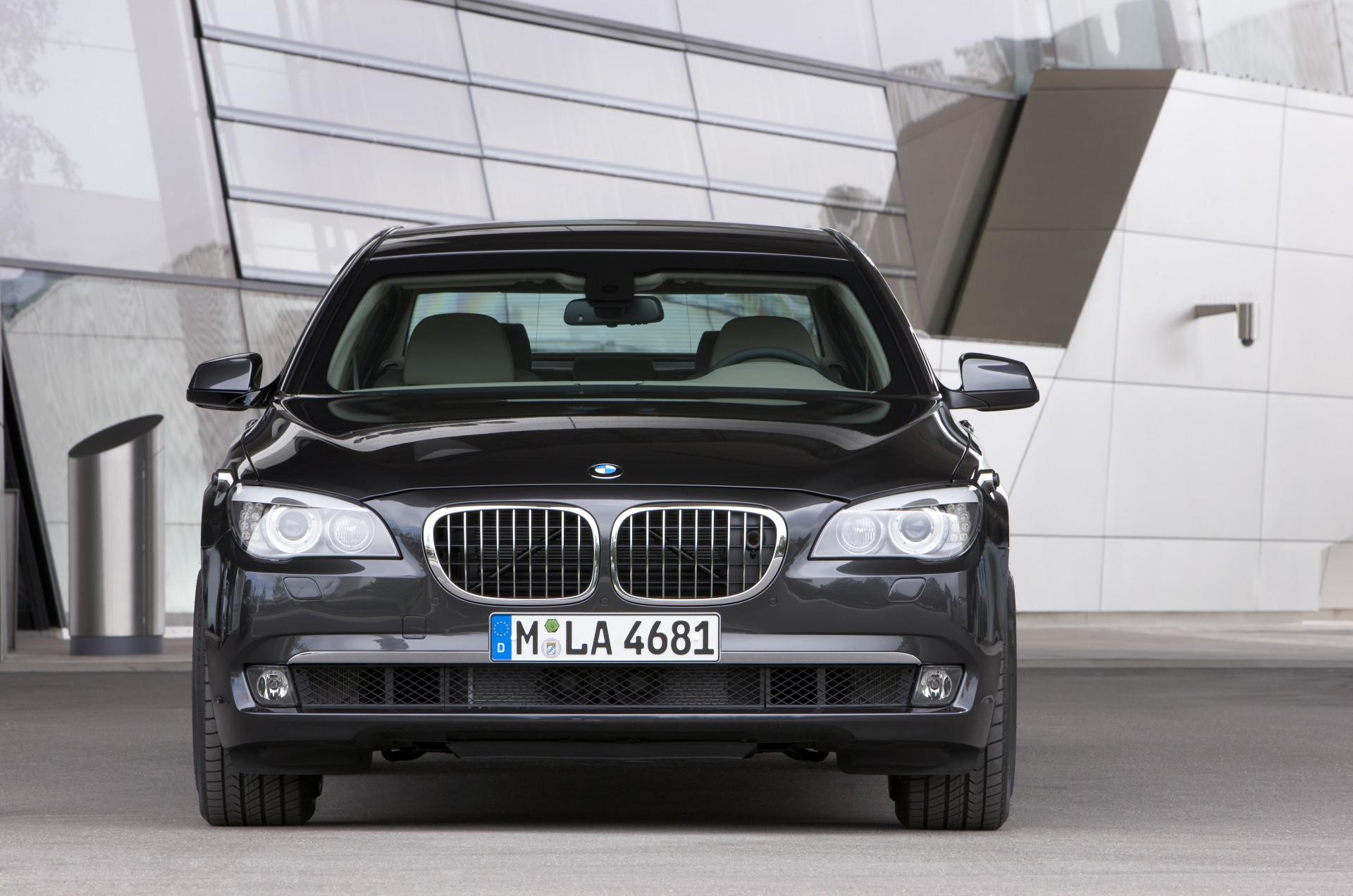 2011-BMW_7-Series-Sedan-Image-02.jpg