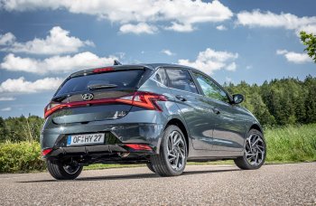 2020-Hyundai-i20-rear-quarters-Germany.jpg