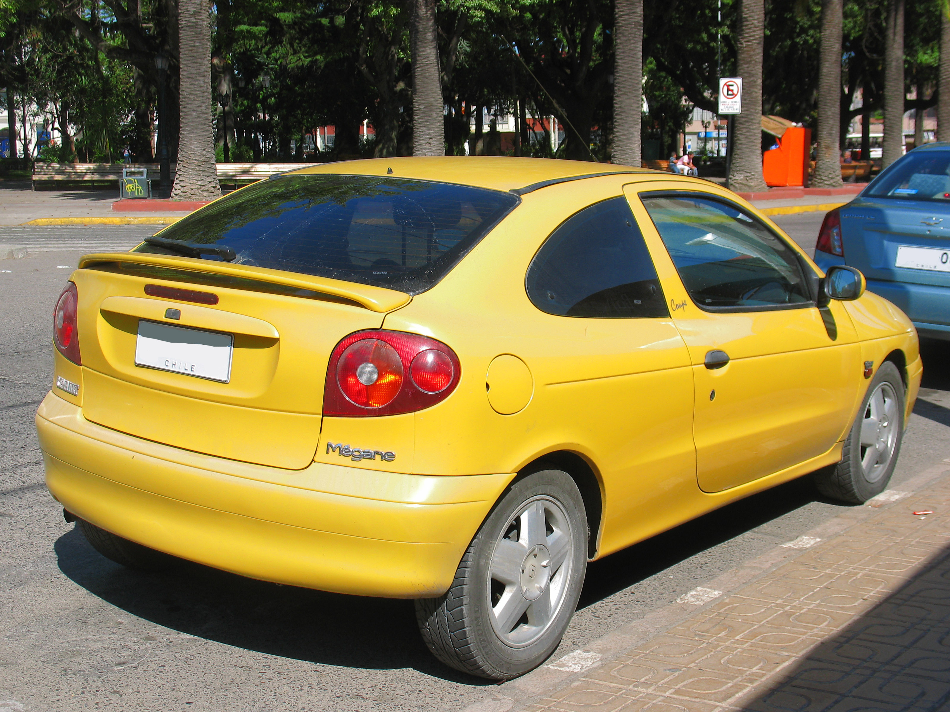 Renault_Megane_Coupe_1.6_16v_2000_(15037225005).jpg