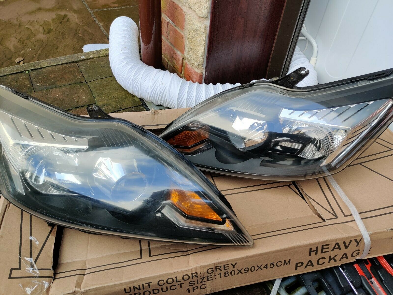Genuine-Ford-Focus-RS-ST225-Facelift-Pair-Of-Xenon-Headlights-Complete-Used-202901090692.JPG