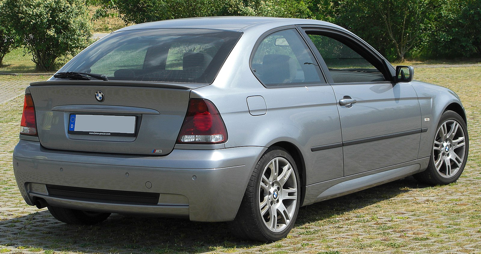 BMW_316ti_Compact_M-Sportpaket_(E46)_Facelift_rear-1_20100627.jpg