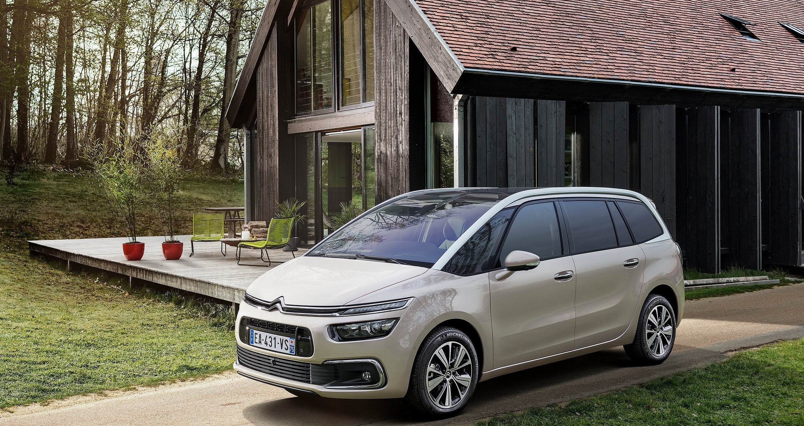 Citroen-Grand_C4_Picasso-2017-wallpaper.jpg