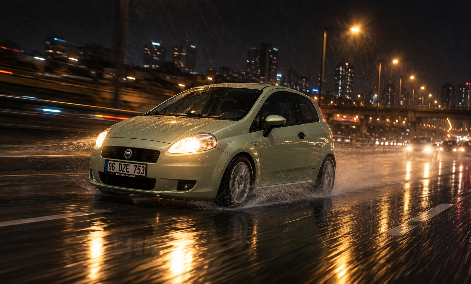 Yağmurlu Gecede Fiat Grande Punto.png