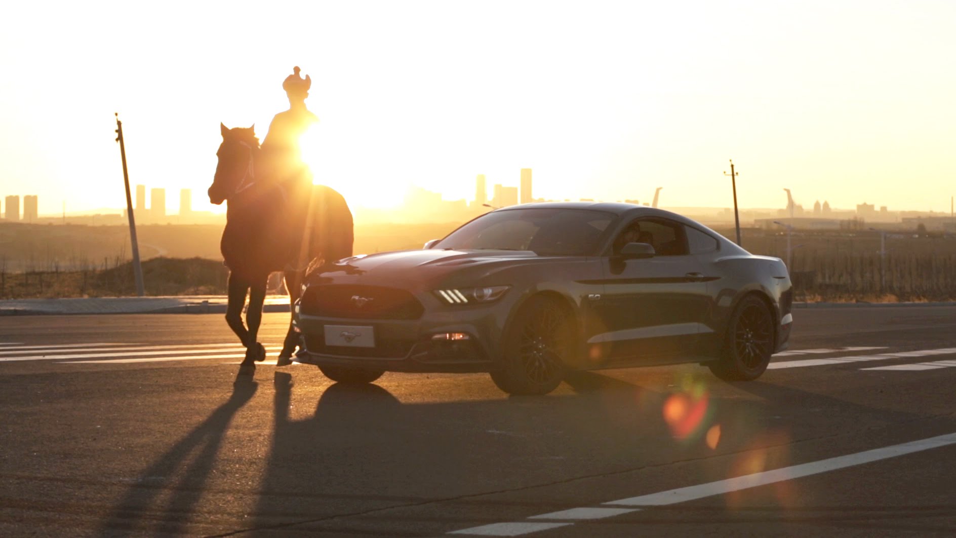 Машина с бегущей лошадью. Форд Мустанг и лошадь Мустанг. Ford Mustang с лошадью. Форд Мустанг с лошадкой.