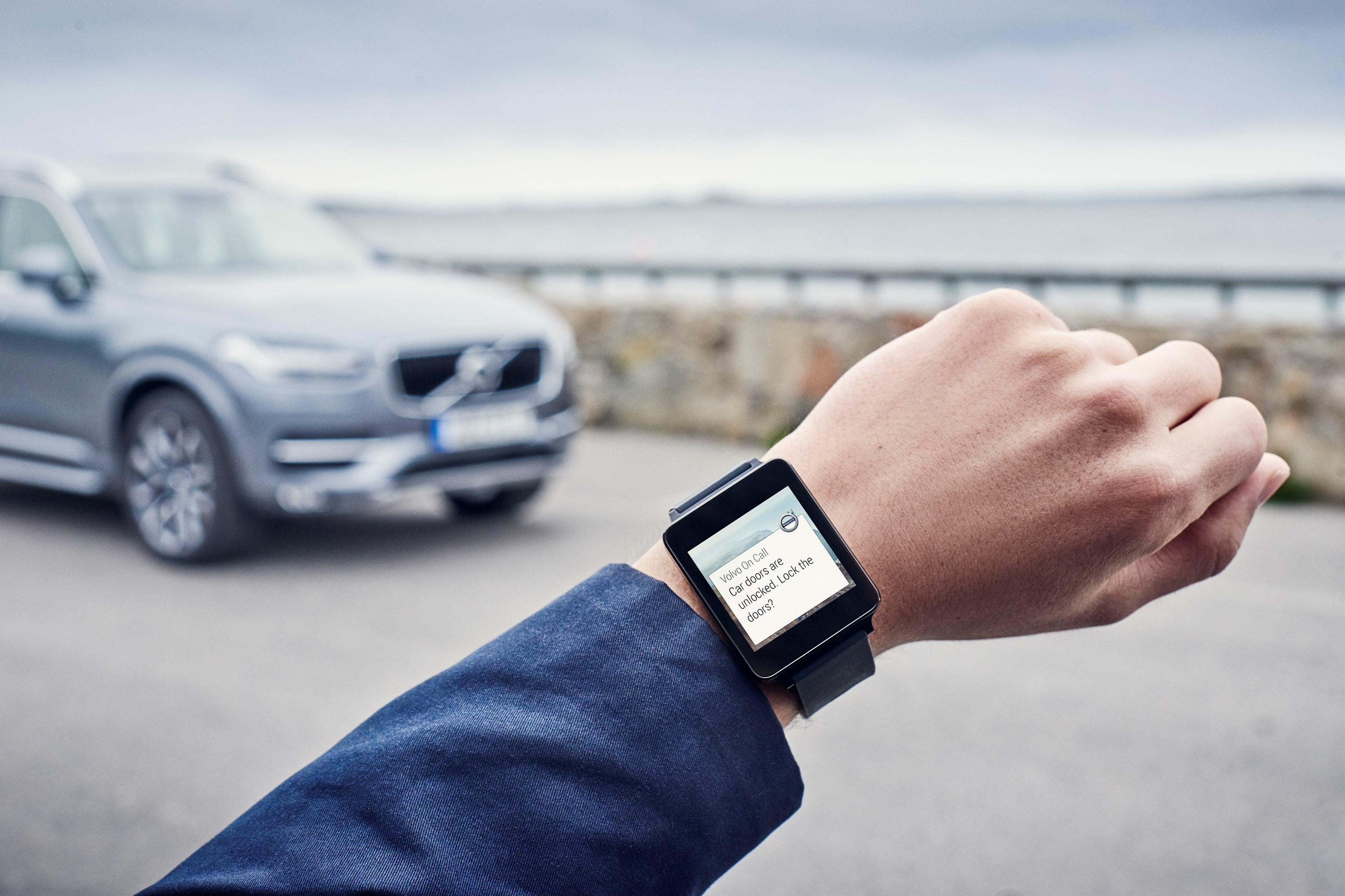 Volvo on call. Apple watch BMW. Часы в машину. Машина с часами. Часы на фоне автомобиля.