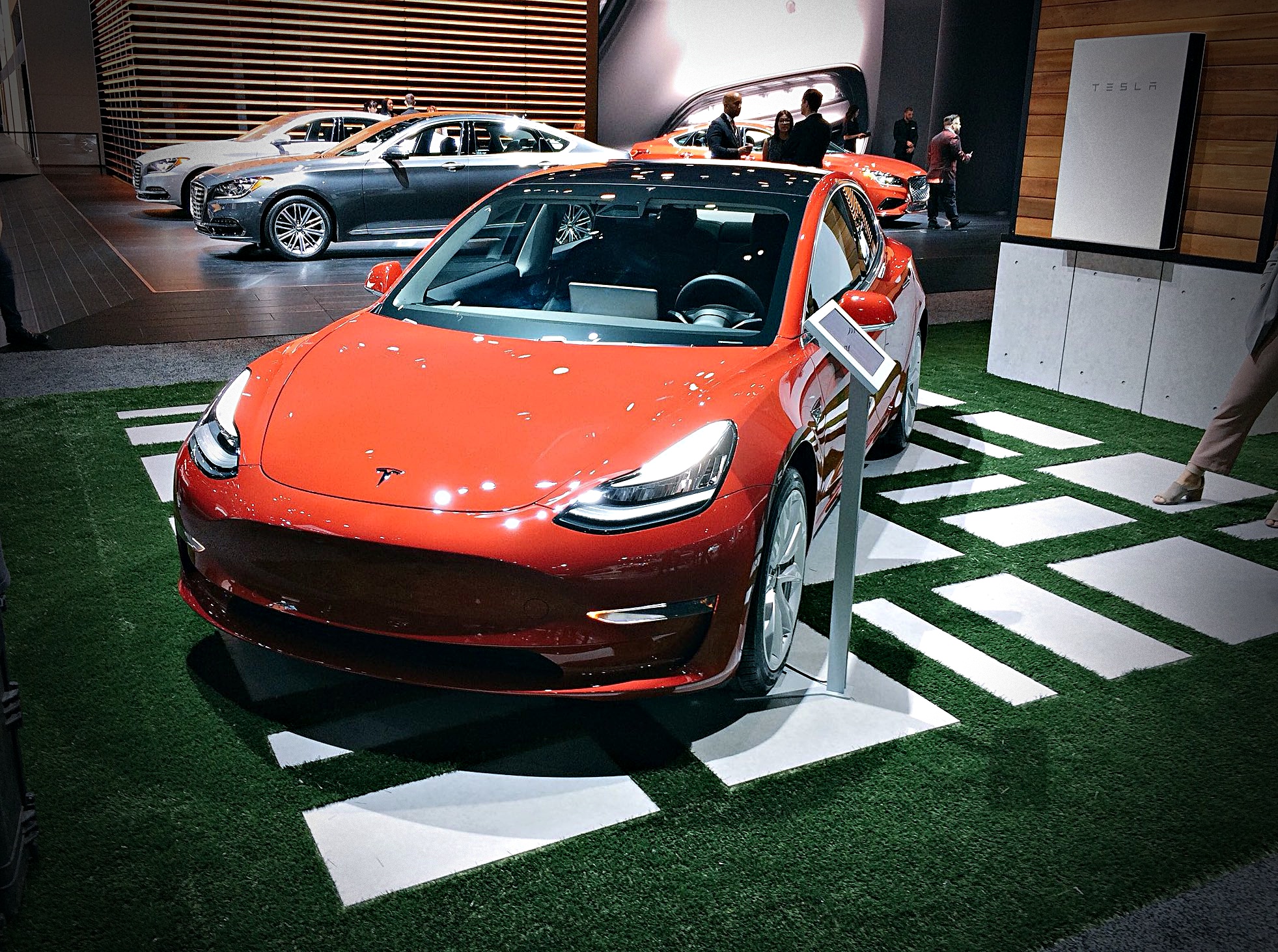 Тесла какой машина. Tesla model 3. Tesla model s оранжевый. Тесла модель 3 оранжевая. Tesla model 3 Orange.