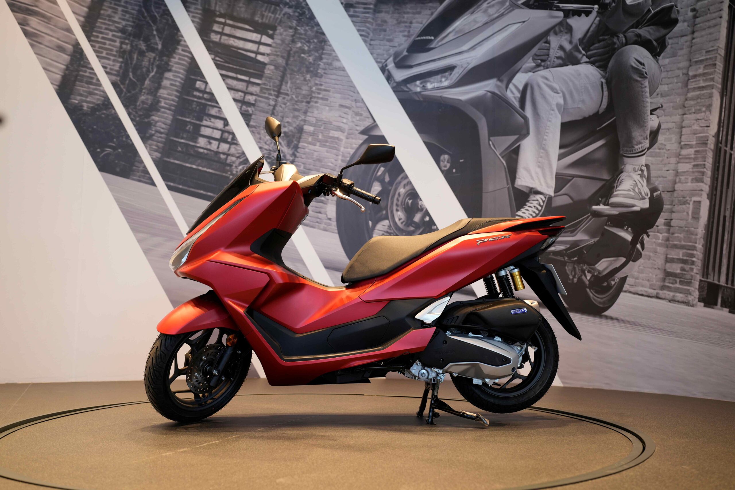 Honda'nın Türkiye'de üretilen ilk scooter modeli PCX125 satışa